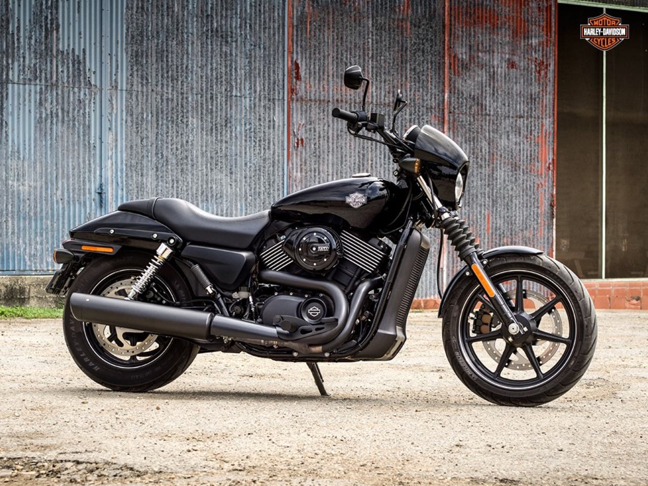 画像: 小型フェアリングが、カフェレーサー的なスタイリングのアクセントになっている。¥ 850,000からという価格設定も、嬉しいポイントのひとつ。 www.harley-davidson.com