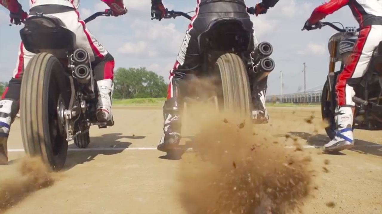 画像: スタート! ハーレーダビッドソンの純レーシングモデルであるXR750は車体左側に排気系が取りまとめられていますが、ストリート750は逆の右側になります。 www.youtube.com