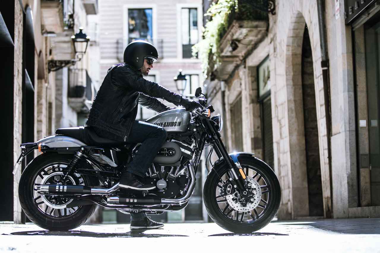 画像: ヨーロッパの市街地は石畳の道が多かったりしますが、いざ走ってみたらビックリ! Roadster™の足まわりは、すごくしなやかで快適&安心です。車体のコンパクトさもあって、街中をクルクル駆け回れます。この街乗り機動力なら日本の都市でも楽しめそう!