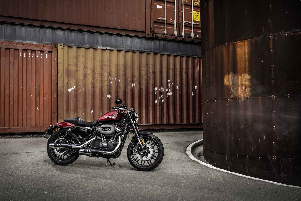 画像: Roadster™に搭載されるエンジンは、スポーティな味付けが特徴のエボリューション1,200cc。足まわりの装備の充実ぶりからは、ハーレーダビッドソンが「走り」に本気で取り組んできたことを感じさせます。