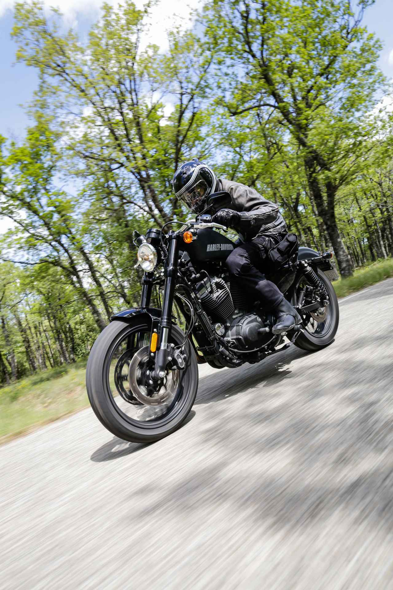 画像: ヴィンテージなカフェレーサーを走らせる気分で、丁寧にコーナー手前でブレーキングしてそのままコーナーへ入っていくと、スッと鼻が入っていく感じ・・・そしてコーナーの出口が見えたら、前後ラジアルタイヤのグリップ力を頼りにスロットルをドカンと開ける・・・コーナーの侵入では優しく、でも脱出は大胆に・・・それがRoadster™にマッチしたライディングスタイルです。