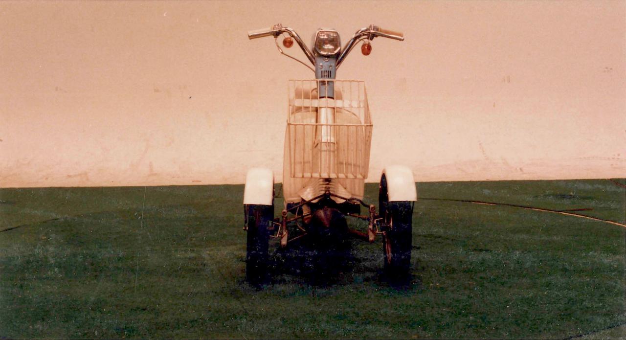 画像: Passolベースの試作車。すでにフロント2輪、リア1輪の原型ができていることがわかる。 (クリック or タップすると、ページをめくることができます)