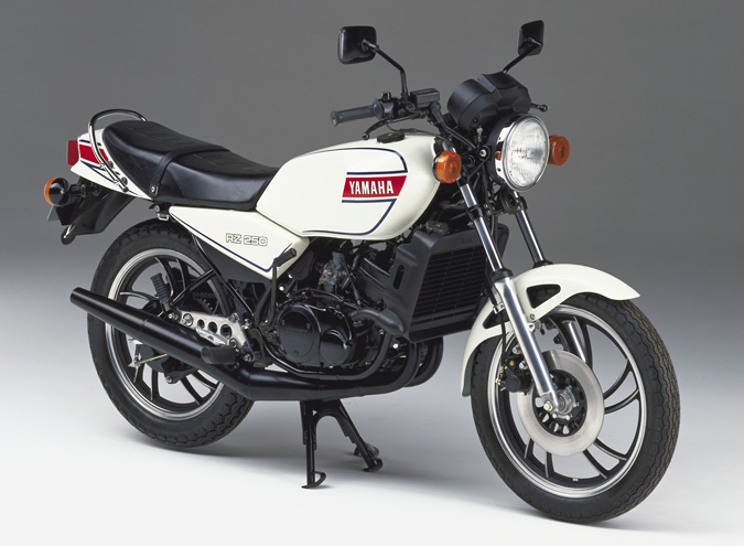 画像: 1980年のRZ250は、高出力の水冷 2ストローク並列2気筒エンジン、ダブルクレードルフレーム、モノクロスサスペンション、軽量キャストホイールなどを採用したピュアスポーツ。2ストロークエンジンならではの魅力を多くのファンに再認識させ、後の"レーサーレプリカ"ブームの先駆けとなったモデルです。 global.yamaha-motor.com