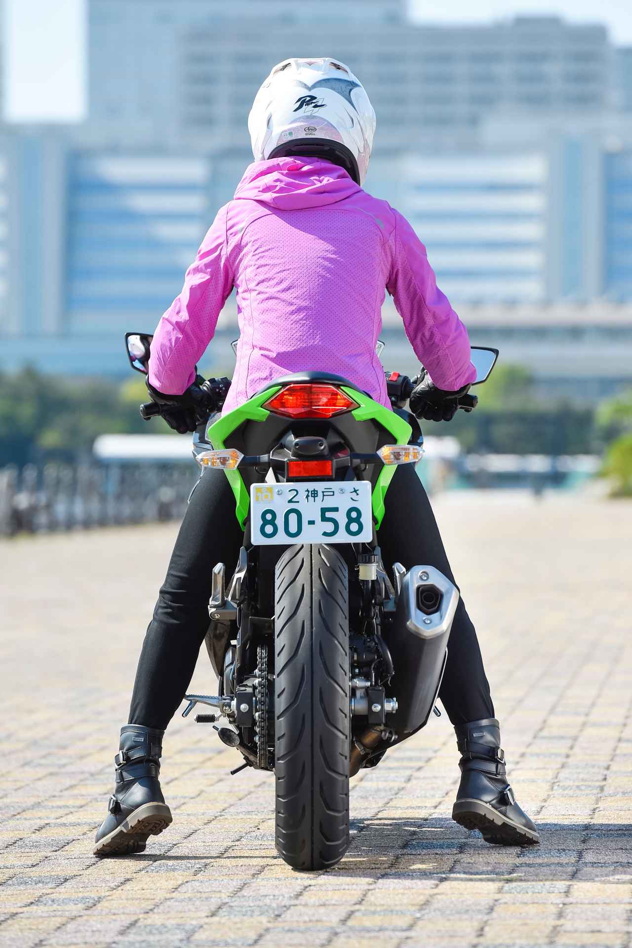 画像1: 785mmのシート高で身長 161cmの女性ライダーでもきちんと両足が接地して安心感はたっぷり。軽い前傾のライディングポジションなので、スポーティな走りにも対応できる。