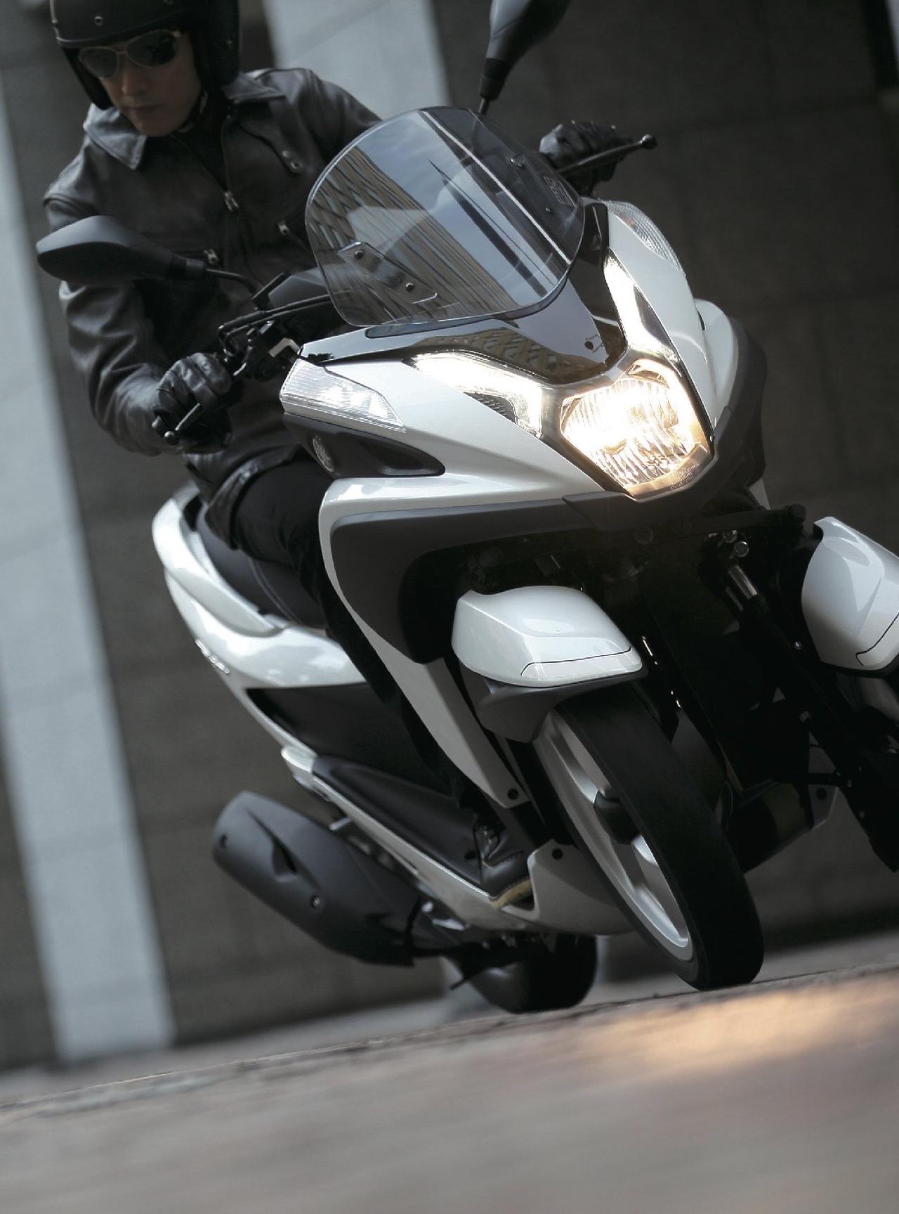 画像: トリシティの、フロントの大きなグリップ力は乗り手に大きな安心感をもたらします。