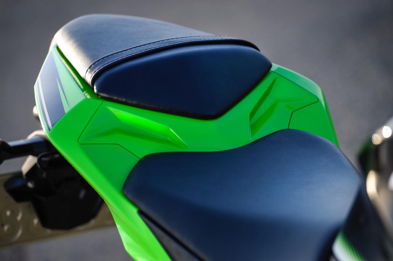 画像: 3. スポーティなシートだけれども、長時間のライディングで もお尻が痛くなりにくいのが驚き。タンデムも快適にできるが、カッコよさ 重視ならばオプションのシングルシートカバー(8921 円)をおすすめしたい。