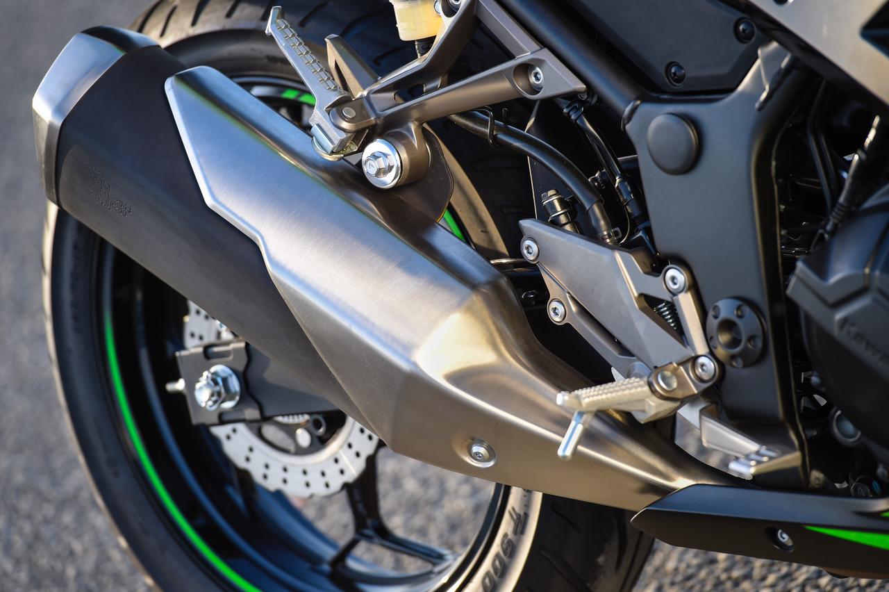 画像: 2. デザインされたマフラーの存在感も抜群。マフラー交換の必要を感じないほどに完成されている。