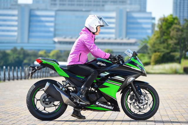 画像2: 785mmのシート高で身長 161cmの女性ライダーでもきちんと両足が接地して安心感はたっぷり。軽い前傾のライディングポジションなので、スポーティな走りにも対応できる。