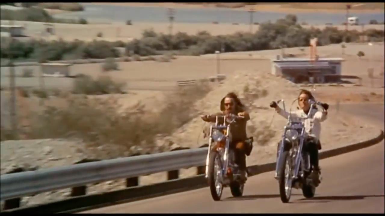 画像: ピーター・フォンダ(右)とデニス・ホッパー演じる主人公たちが、ルート66を走ります。後ろに見えるのはコロラド川ですね。さすがに当時と全く同じ、というわけにはいきませんが、映画で使われたシーンの場所を、現在のルート66で見つけることができるのは、この作品のファンには嬉しいことです。 www.youtube.com