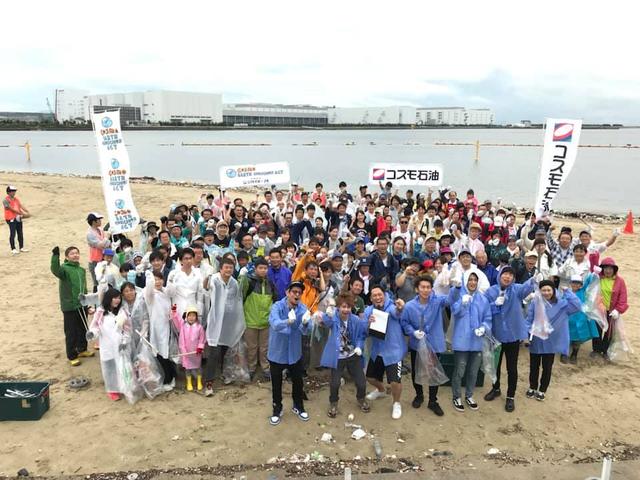 画像: 昨年度開催の様子(堺浜)。 大雨の中ですがめっちゃたくさんの人に清掃活動してもらいました。