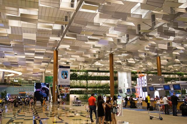 画像: チャンギ空港についた〜〜〜〜。 ハイテクを駆使した近代的な空港です。とってもきれい。