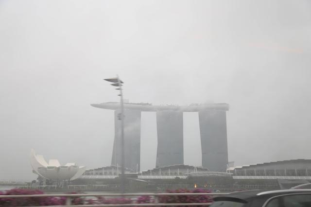 画像: 雨に煙る、マリーナ・ベイ・サンズ。シンガポールのランドマークホテルで、屋上インフィニティプール、飲食施設、ワールドクラスのカジノなどの豪華な施設を併設しています。また、シンガポールの高級ショッピングモールにも直結しています。