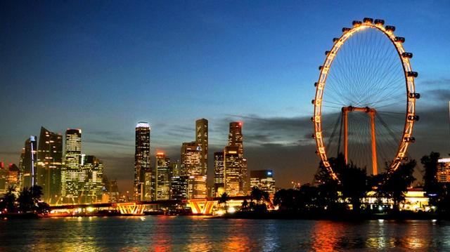 画像: 世界最大級の観覧車、シンガポール フライヤー(Singapore Flyer)です。 高さ165メートル、28人乗りのゴンドラが28台。360度の全方位型。 建築家の故・黒川紀章氏とシンガポールの建築家により設計されました。 30分かけてシンガポールの絶景を楽しみながら一周します。 www.yoursingapore.com
