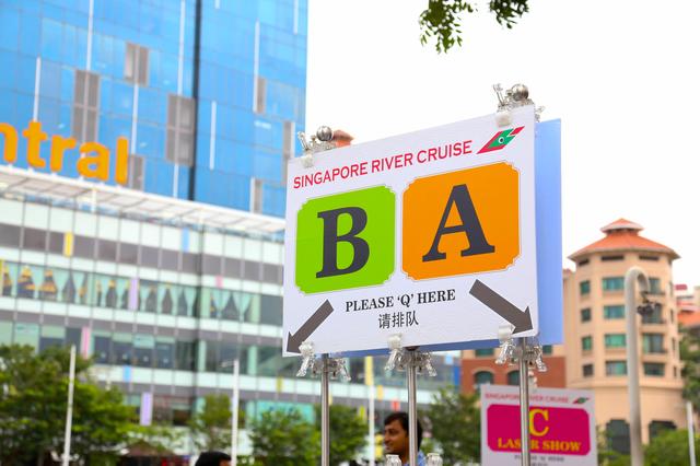 画像: クラークキー(Clarke Quay)から、ボートキー(Boat Quay)を 経て、マリーナベイ(Marina Bay)に向かいます。 クラークキーは、レストランやバーやクラブなどが建ち並ぶ ナイトスポットなんですが、お昼も賑やか! 建物もカラフルでかわいいんです!