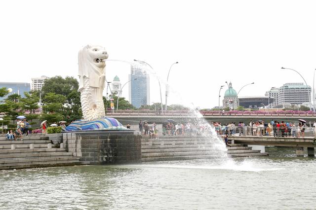 画像: シンガポール川の河口・・・メインエリアのマリーナベイ! マーライオンパークでは多くの人が写真撮影をしています。 目に飛び込んでくるのはシンガポールの象徴的存在「マーライオン」です! 上半身がライオン、下半身は魚の像で、口から水を吐いています。 マーライオンは、悪い「気」がシンガポールに入らないように この国を守っているということで、「マリーナベイエリア」には、 素晴らしく良い「気」があふれているそうです。