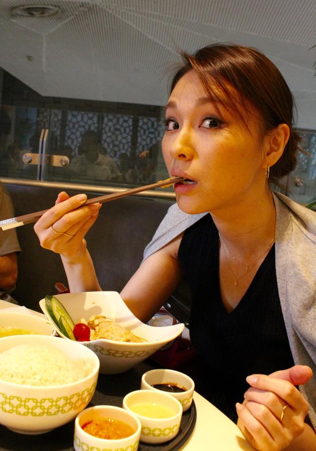画像: 元々、中国南方の海南州からの移民によって伝えられた料理で、 一口サイズの蒸し鶏を、風味の良いご飯といっしょにいただきます。 このご飯が説妙! あらかじめ鶏脂で炒め、チキンスープで炊いたものなんですが・・・ホッとする味わいです。