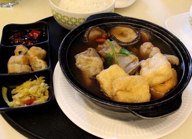 画像: これは、バクテー(肉骨茶) クローブやシナモン、ダイウイキョウ、フェンネルシード、 コリアンダーなどのハーブとスパイスの効いた 個性的なスープで肉付きポークリブを煮込んだ料理です。 シンガポールで、とても人気のある料理なので、 最近は、バクテー風味のインスタントヌードルや、 スープの素が入りのバクテーのDIYキットまであります。 シンガポールのお土産にぴったりです。
