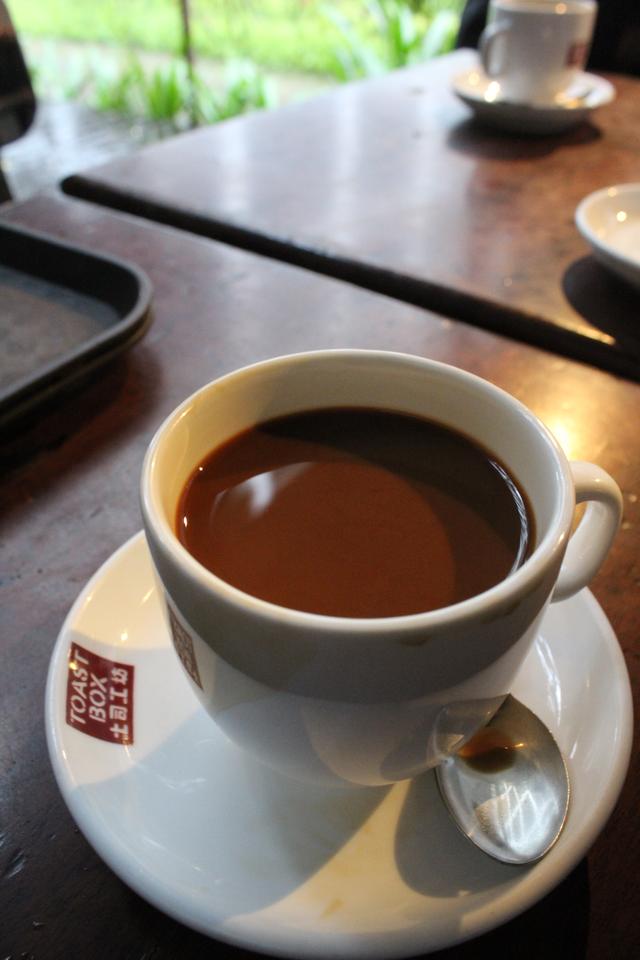 画像: 濃厚で甘いKopi(コーヒー)。 甘いコーヒーが苦手!という人は、 Kopi O(コピ・オー)をオーダーしましょう。 Kopi O(コピ・オー)はブラックコーヒー。 おいしい朝食を締めくくります。