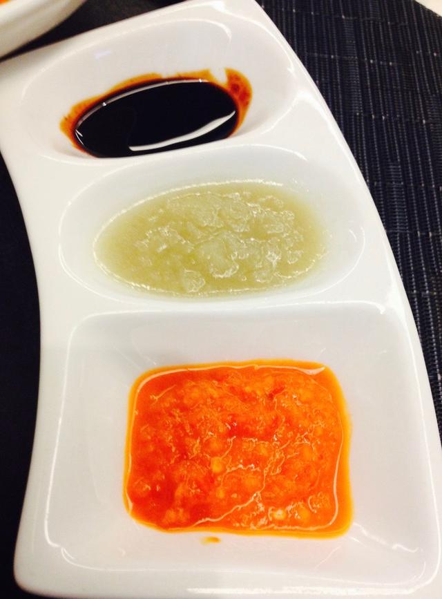 画像: これに、醤油、チリソース、すりおろした生姜を合わせた ソースを混ぜ合わせて食べます。