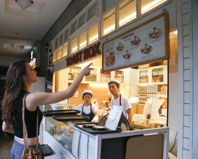 画像: カヤトーストはシンガポールの朝食の定番メニューのひとつ。 薄切りのパンをカリっとするまで焼いて、 カヤジャムとバターをはさんだシンプルなトーストです。 カヤジャムは、卵・ココナッツミルク・パンダンリーフと 呼ばれる香り付けの葉っぱとお砂糖から作られています。 甘~い味がたまりません。