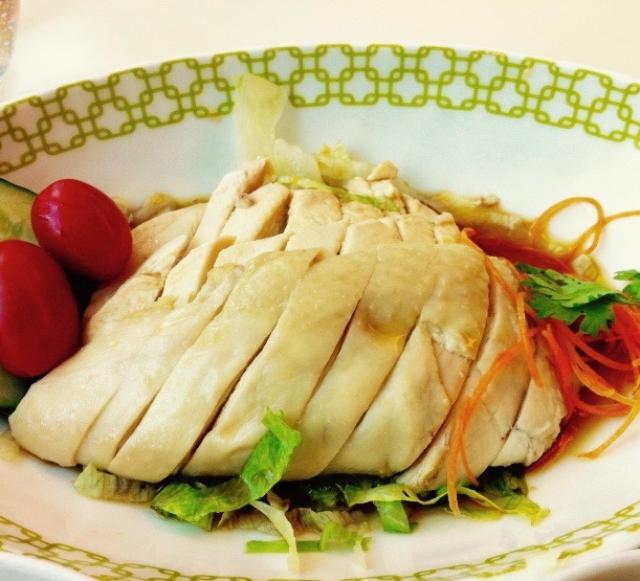 画像: 日本で「チキンライス」といえば、ケチャップライスにチキンが入っている浜田さんの曲のイメージなんですが・・・実は超シンプル! 詳しくは「海南チキンライス」といいます。