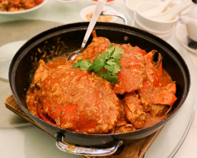 画像: そして、夜は、チリクラブ!チキンライスと並んで、シンガポールを代表するお料理です。 ジャンボ・シーフードはシンガポールや上海にもチェーンを持つ、 地元でも人気のお店。 平日でも行列が出来るという人気っぷり。 私たちは、デンプシーヒルにあるお店にやってきました。