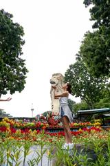 画像: KISS!! セントーサ島のシンボルであるマーライオンタワーです。 シンガポールには5体のマーライオンが存在しますが その中で一番高く、なんと37mもあります。 これは本家マーライオンの4倍以上にもなります。 マーライオンの口に当たる部分は展望台になってます。