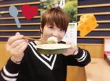 画像: 「明治 濃厚チーズリゾット」を試食中! チーズ、超濃厚♡♡♡ 今日のプレゼントをぜひチェック!!!