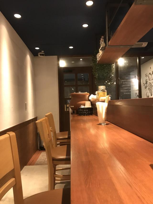 画像: バーカウンターでゆっくり