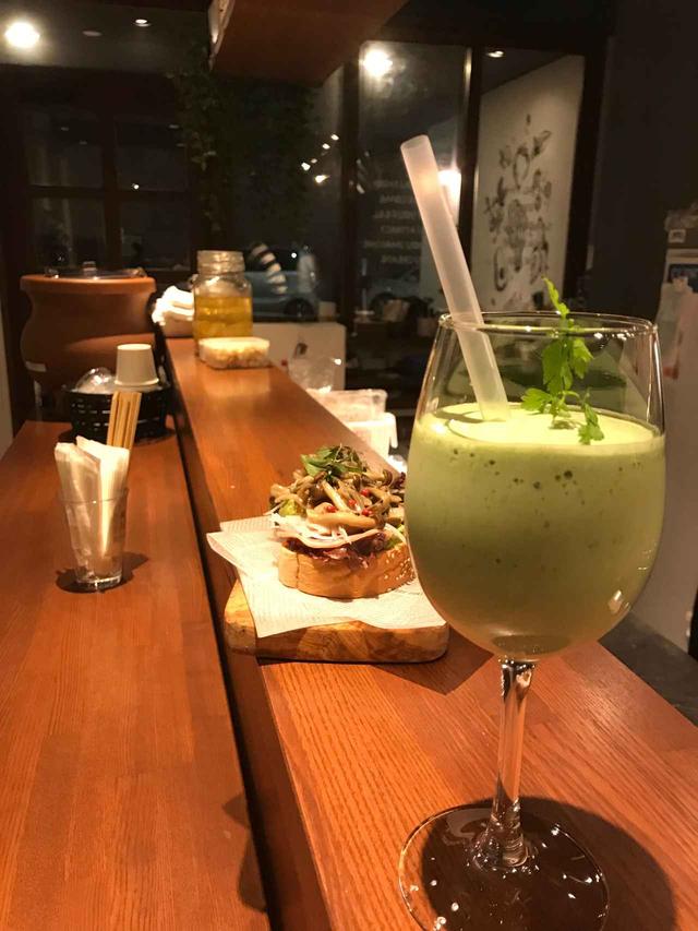 画像: お昼はスムージー。夜はカクテル。