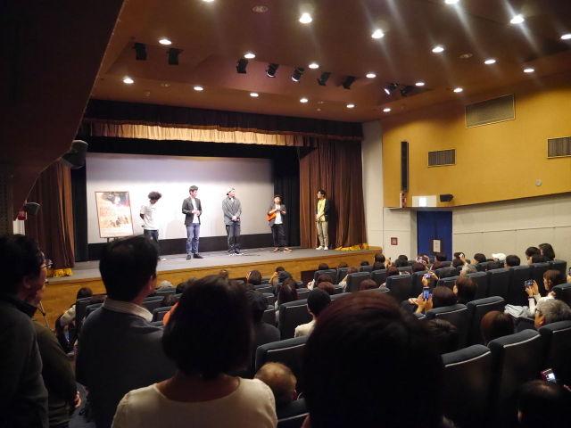 画像: 立ち見のお客さんまで!