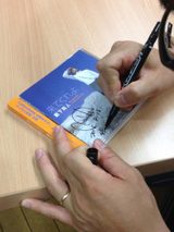 画像: サイン中