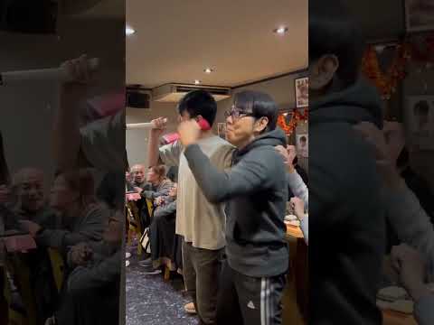 画像: カラオケで唄うウインズ平阪「全力投球」#shorts youtube.com