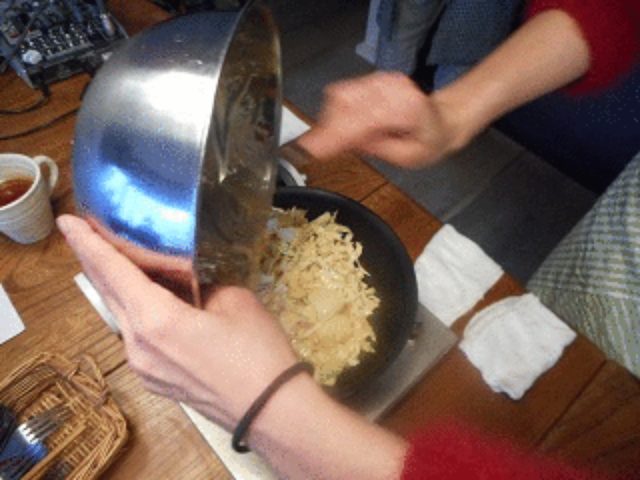 画像4: じゃがいも と イカの塩辛 と チーズ の お好み焼き