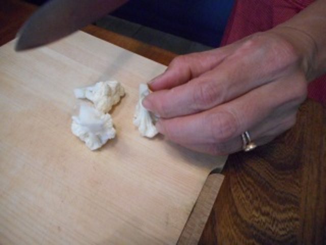 画像: 房の部分に包丁を入れると、バラバラになってしまいます! 茎の部分に包丁を入れ、あとは裂くように 小さい房に分けていく感じにすると、上手くカットできます。