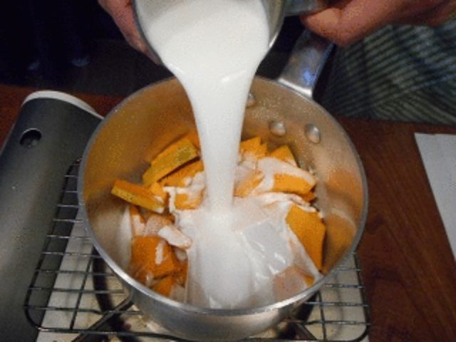 画像: 水分がなくなったら、牛乳を足してください。