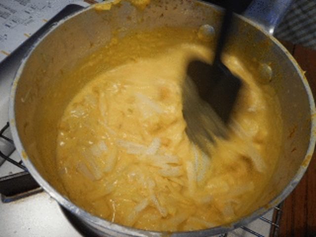 画像: ユーミンは調味&味見係。