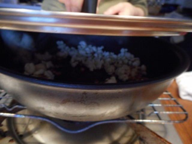 画像: ポップコーンが飛び出すので注意! というか、開けないでください!!!