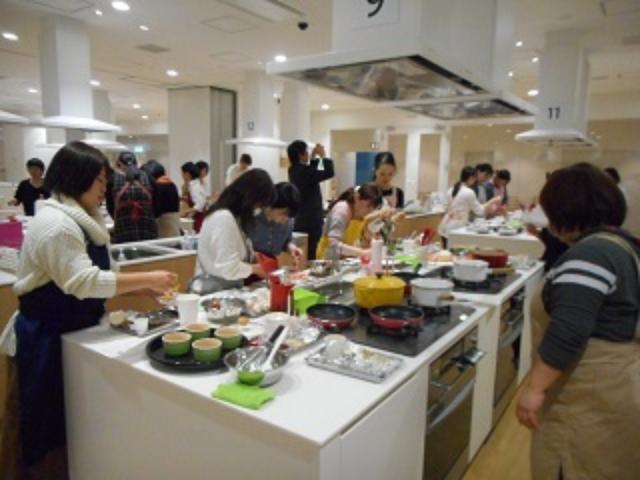 画像: 手際のいいお母さんも、普段はお手伝いしないという娘さんも。