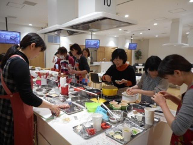 画像: 初対面の女子グループも和気あいあい♡