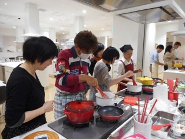 画像: 男性の参加者も。帰ってご家族に手料理をふるまうとのこと。