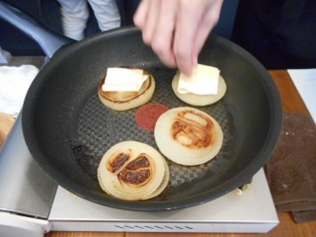 画像: チーズは半分に切って、また半分に折ってます。