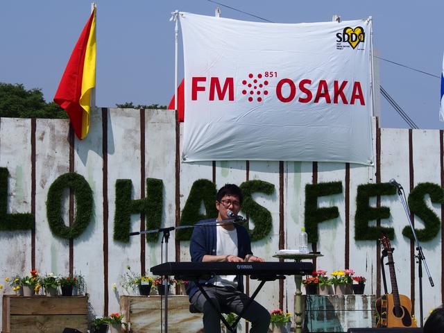 画像: 松室政哉さん。ピアノでの弾き語り。多くの方が聞き入りました。