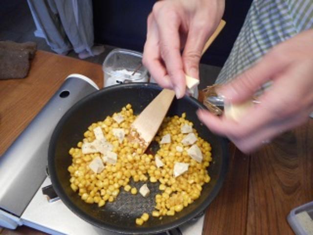 画像3: とうもろこしとチーズのスパイシー炒め パクチーの香り