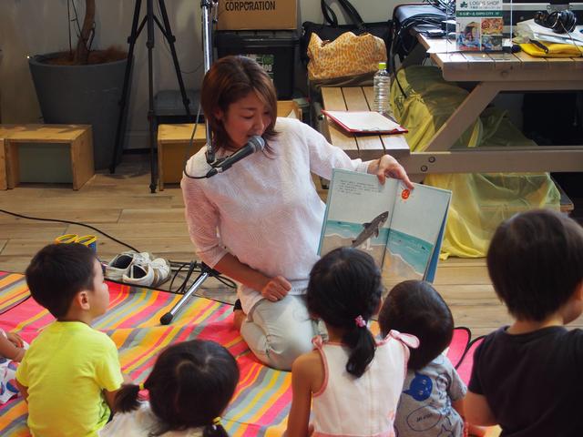 画像: その後は、男の子がこれ読んで!と持ってきた「おれはサメ」という絵本を急遽読むことに。