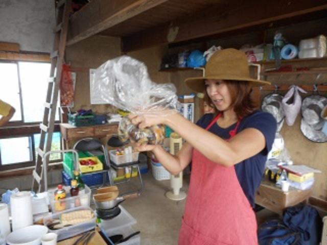 画像: 茹でた茄子を加えて、つぶしながらもみます。