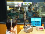 画像: 先に終わった子供たちはすっかり緊張もほぐれてかぶりつきで見学しています。 子供同士でもだんだん仲良くなってきたようです。