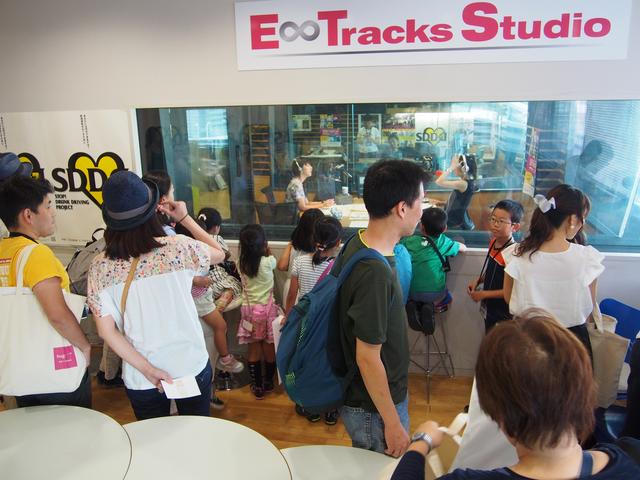 画像: 早速ちょうどオンエア中だった「LOVEFLAP」の様子を見学。今日は山の日スペシャル。 「なんMEGA!」のDJ前田彩名ちゃんが特別出演していてラッキー!