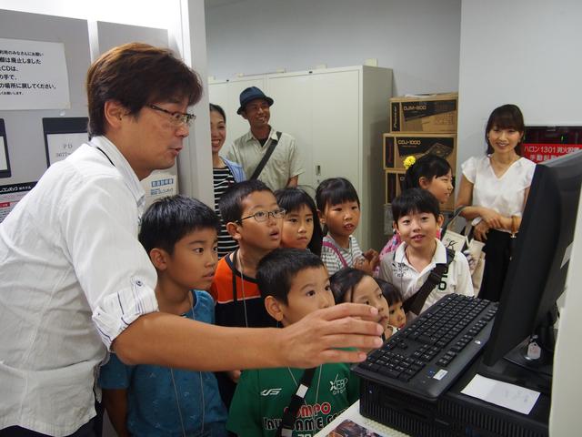 画像: その後は番組担当Pによる局案内がスタート。CDライブラリーでは、大量のCDに大興奮です。