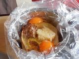 画像: つなぎのパンと味噌、卵が入っています。